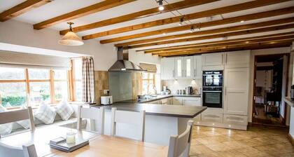 Beautiful 3 Bedroom Cottage - Picturesque Retreat