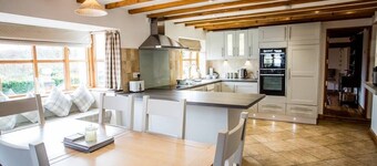 Beautiful 3 Bedroom Cottage - Picturesque Retreat