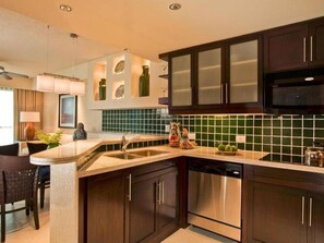 Een koelkast, een magnetron, een kookplaat, een vaatwasser