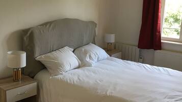 2 bedrooms, iron/ironing board, WiFi, bed sheets