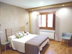 2 habitaciones, tabla de planchar con plancha y cuna de viaje 