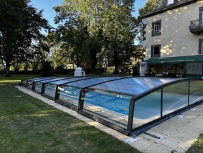 Una piscina al aire libre, una piscina climatizada