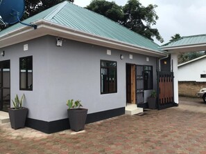 Exterior - Medan Lodge Apartment 6 - Sound of Your Stay (Arusha)