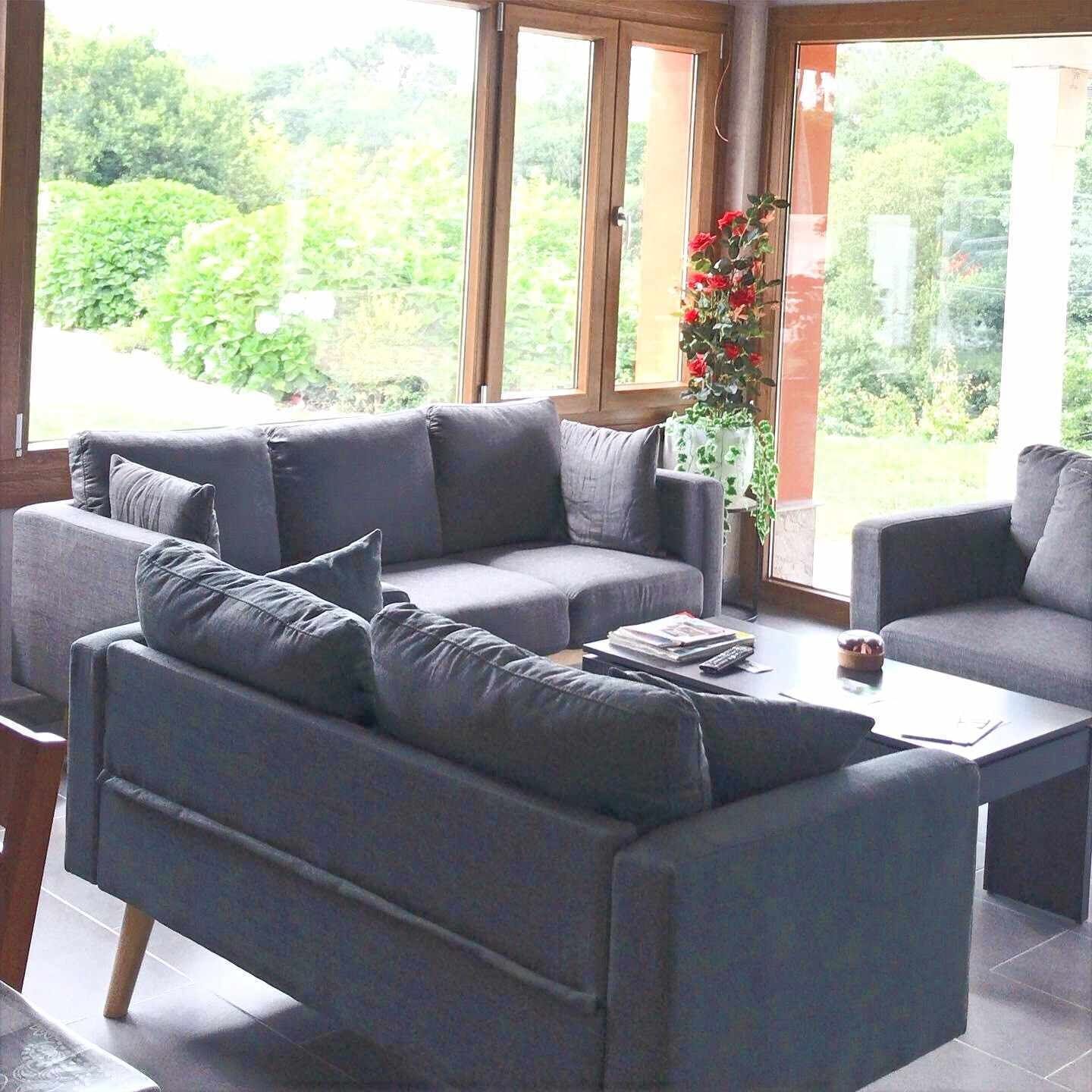 Una televisión, videojuegos, un futbolín