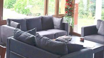 Una televisión, videojuegos, un futbolín