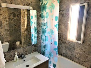 ヘアドライヤー、タオル、トイレットペーパー
