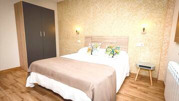 2 habitaciones, tabla de planchar con plancha y cuna de viaje