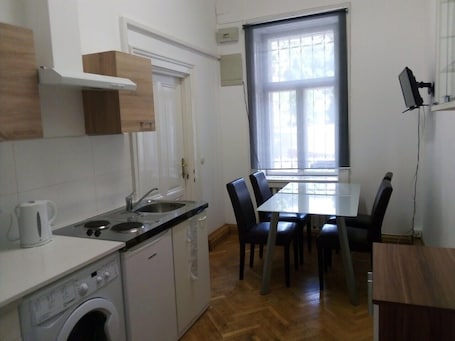 Fridge, microwave, stovetop, coffee/tea maker. Raisa Apartments PR4