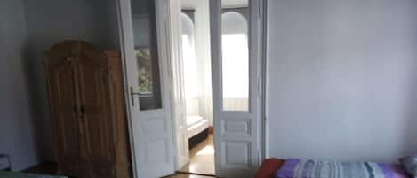 2 habitaciones, tabla de planchar con plancha, wifi y ropa de cama