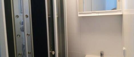 Ducha, toallas y papel higiénico