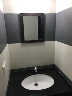 Shower, towels, soap, toilet paper - Sky High @Blue Ridge (Phase 1)