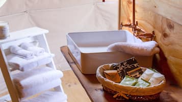 Tienda panorámica, 1 cama de matrimonio grande, vistas al viñedo (The Pinot Glampers Dome) | Baño | Ducha, artículos de higiene personal gratuitos y secador de pelo