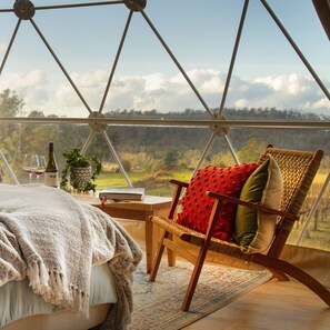 Telt – panorama, 1 soverom, utsikt mot vingård (The Pinot Glampers Dome) | Minibar, individuelt dekorert, individuelt innredet og blendingsgardiner