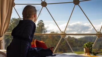 Tält Panoramic - 1 kingsize-säng - utsikt mot vingård (The Pinot Glampers Dome) | Utsikt mot trädgården