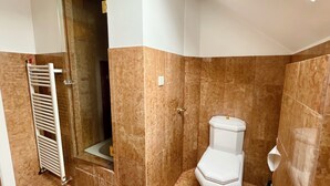 تجهيزات دش، مراحيض شطف، مناشف، ورق حمّام