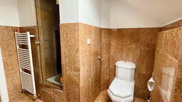 Dusche, Bidet, Handtücher, Toilettenpapier