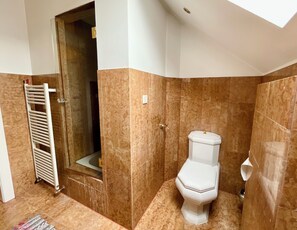Shower, bidet, towels, toilet paper - Raisa Apartments PR7 (Pressbaum)