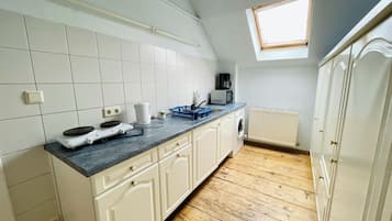 Wasserkocher mit Kaffee-/Teezubehör, Kühlschrank, Mikrowelle, Herdplatte