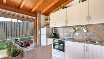 Een koelkast, een magnetron, een oven, een kookplaat