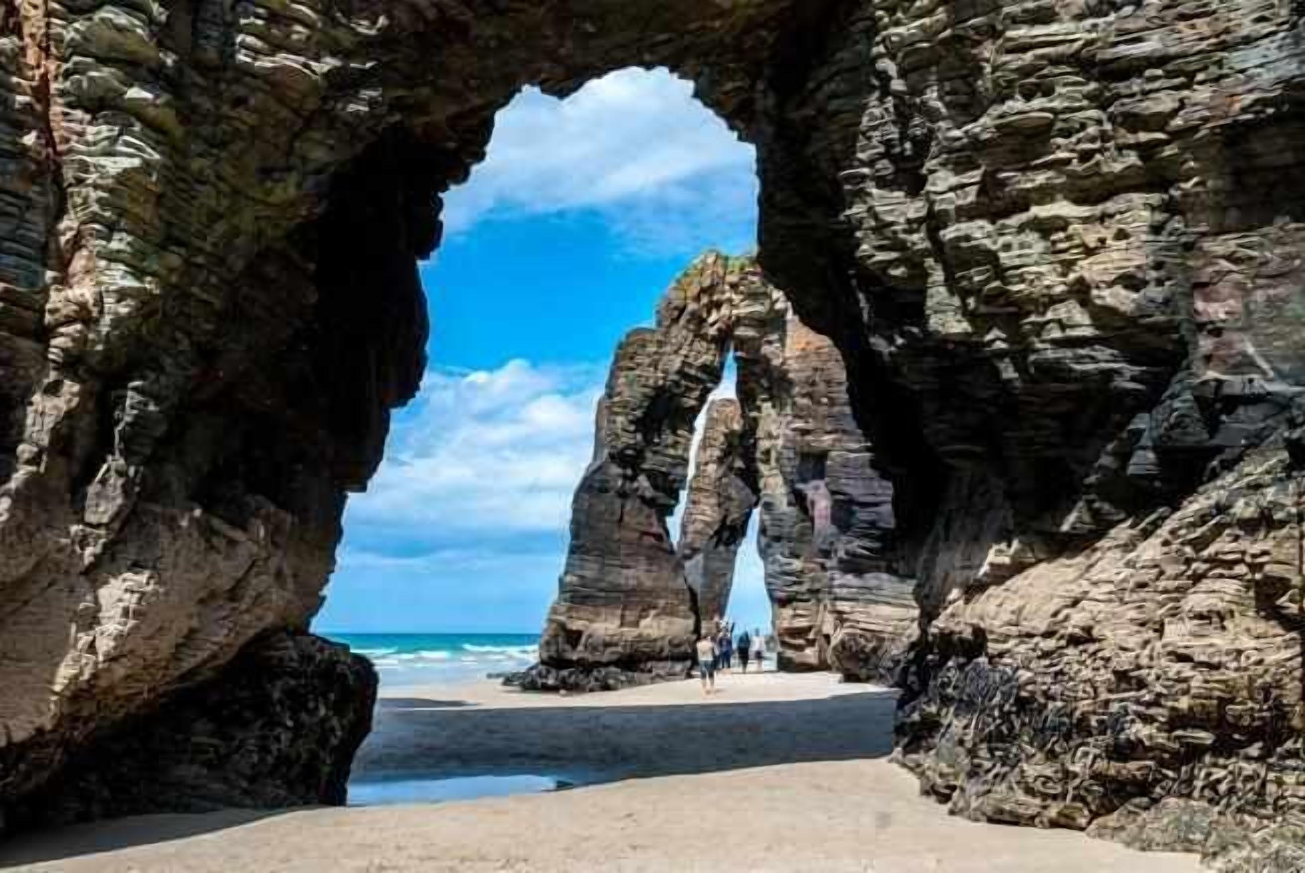 Una formación natural de arco de roca con un camino que lo atraviesa.