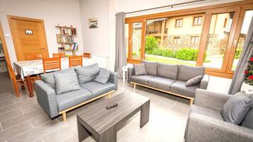 Een televisie, videogames, tafelvoetbal en een tafeltennistafel