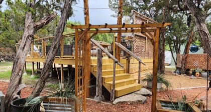 Lodge-tyylinen koti, kauniit tontit, ulkokeittiö ja upea poreallas