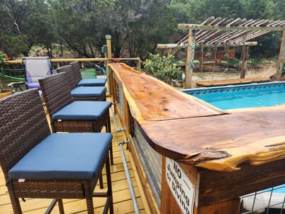 Casa de estilo Lodge, hermosos jardines, cocina al aire libre y una gran bañera de hidromasaje