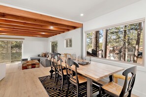 Hus - flere senge - balkon - bjergudsigt (234) | Spiseområde