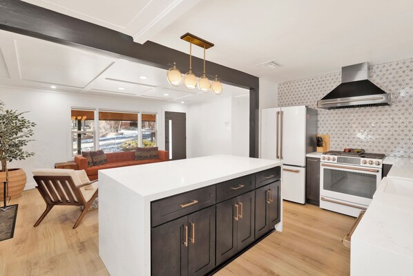 Fridge, microwave, oven, stovetop - Vista Pines #234 (Big Bear Lake)