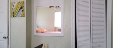 1 habitación, tabla de planchar con plancha y cuna de viaje