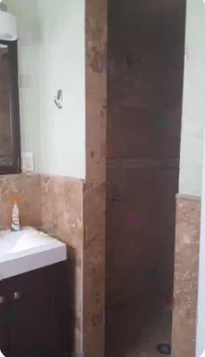 Douche, sèche-cheveux, serviettes fournies, savon