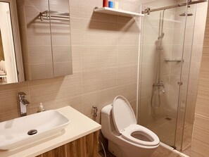 Doccia, asciugacapelli, asciugamani, sapone