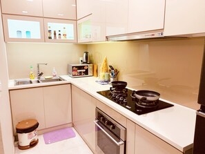 Frigorifero, microonde, macchina per tè/caffè, bollitore elettrico