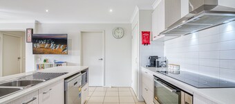 Seabreeze Haven - Wifi, Netflix, family and pet friendly beach house