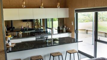 Jääkaappi, mikroaaltouuni, uuni, liesi