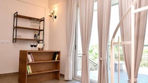 Ein modernes Zimmer mit einer Holzbücherwand, einer Weinflasche und Gläsern.