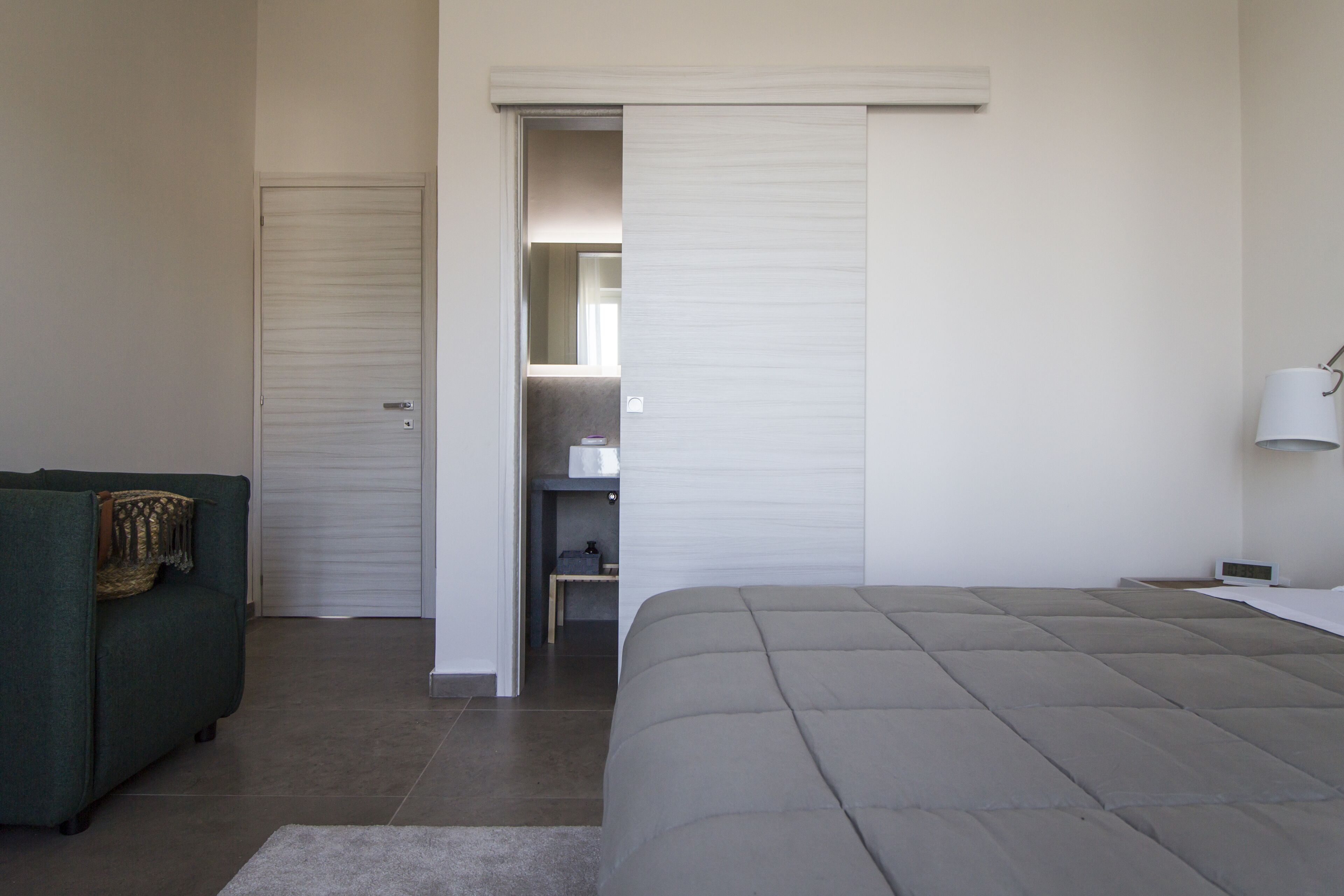 5 bedrooms, desk, soundproofing, iron/ironing board