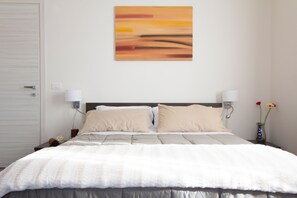 5 chambres, bureau, système d’insonorisation, fer et planche à repasser