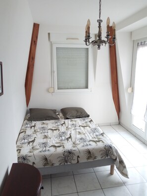 2 bedrooms, travel crib, free WiFi, bed sheets