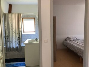 2 chambres, lit de bébé portatif, accès au Wi-Fi (inclus)
