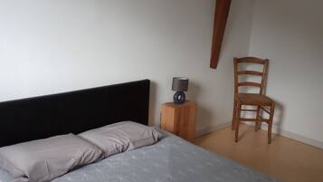 2 bedrooms, travel cot, free WiFi, bed sheets