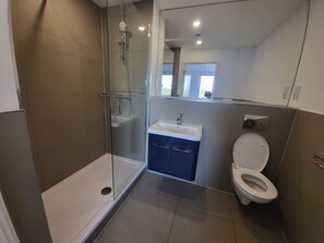 Combined shower/bathtub, hair dryer, towels, toilet paper - Vetrelax Basildon City centre Apartment (Basildon)