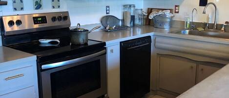 Kühlschrank, Ofen, Herdplatte, Geschirrspüler