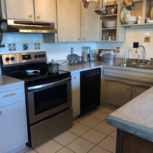 Fridge, oven, stovetop, dishwasher