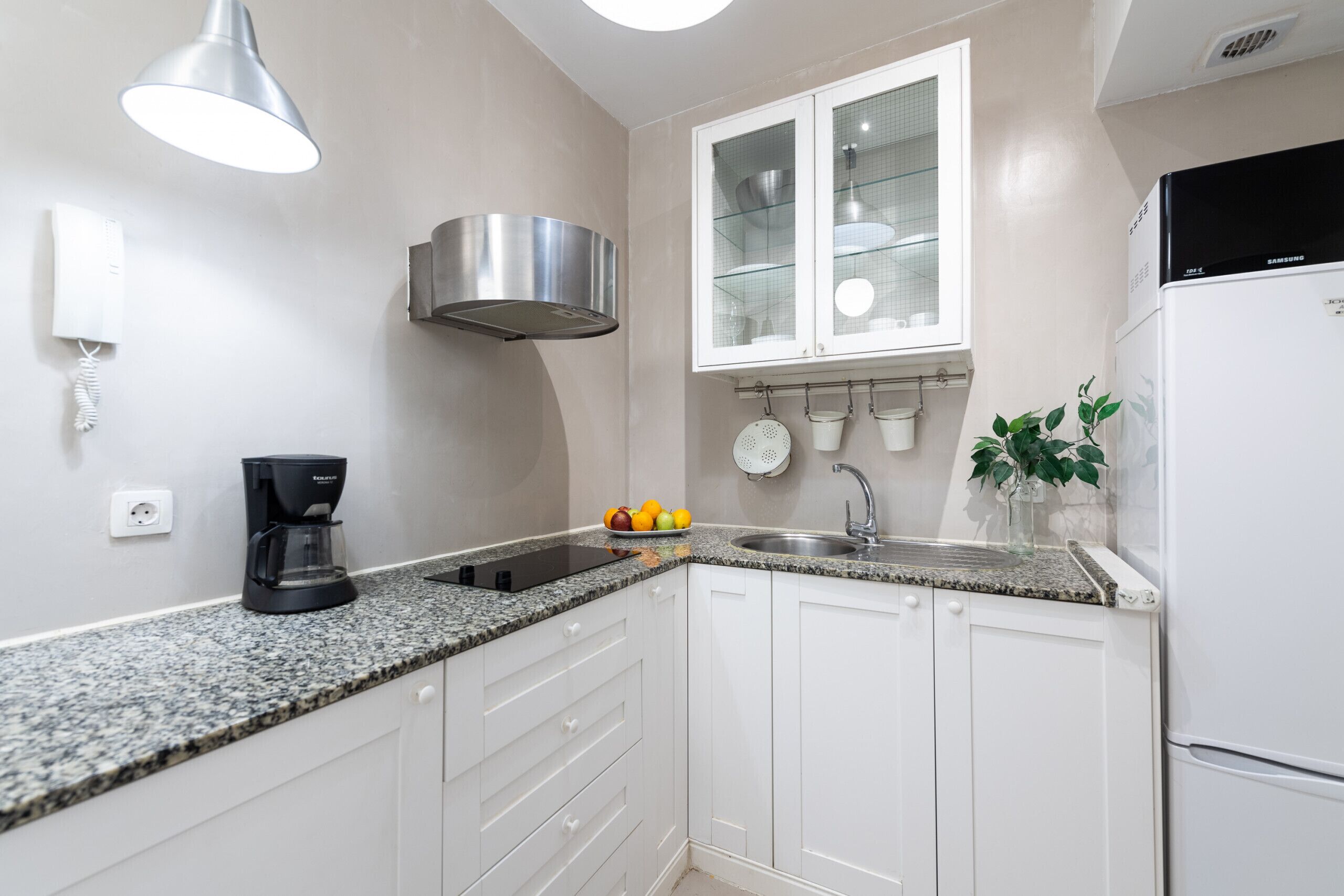 雪櫃、微波爐、咖啡機/沖茶器、電熱水壺