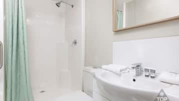 Executive-Studio | Badezimmer | Dusche, Handtücher