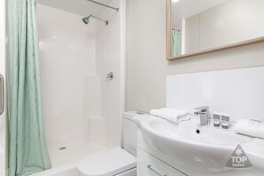 Executive Studio | Bathroom | Shower, towels - Gawler Caravan Park (Willaston)