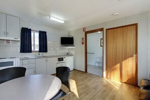 Cabaña estándar | Cocina privada | Microondas, placa de cocina, hervidor eléctrico y tostadora