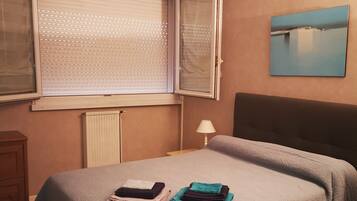 2 bedrooms, iron/ironing board, free WiFi, bed sheets