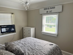5 bedrooms, iron/ironing board, free WiFi, bed sheets - PERFECT LISTING !!! House in Historic Chickamauga (Chickamauga)